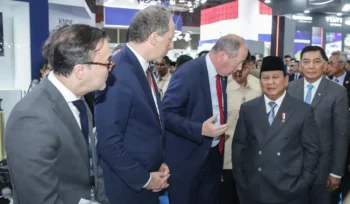 CEO KNDS, Nicolas Chamussy saat bertemu Presiden Prabowo Subianto mengunjungi paviliun KNDS France pada acara Indo Defence 2025 di Jiexpo Kemayoran Jakarta Pusat, Rabu 11 Juni 2025. Foto : Istimewa