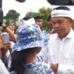 Gubernur Jabar, Dedi Mulyadi berbincang dengan salah satu siswa peserta program Pembinaan Karakter dan Bela Negara di Kota Depok, Senin (9/6/2025). (Dok. Diskominfo)