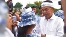 Gubernur Jabar, Dedi Mulyadi berbincang dengan salah satu siswa peserta program Pembinaan Karakter dan Bela Negara di Kota Depok, Senin (9/6/2025). (Dok. Diskominfo)
