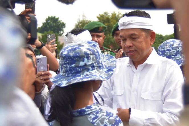 
					Gubernur Jabar, Dedi Mulyadi berbincang dengan salah satu siswa peserta program Pembinaan Karakter dan Bela Negara di Kota Depok, Senin (9/6/2025). (Dok. Diskominfo)
