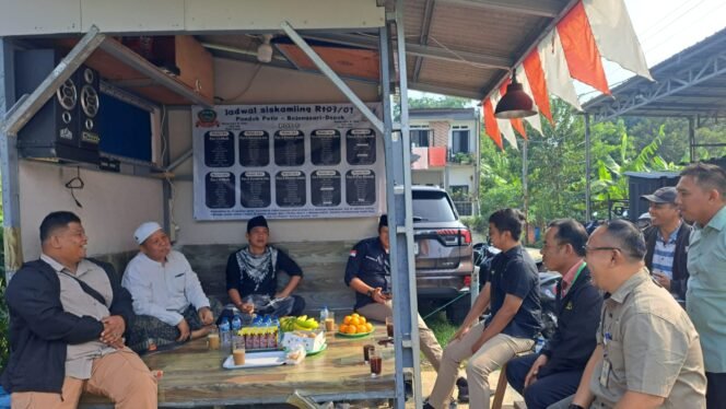 
					Caption : Kecamatan Bojongsari bersama DPUPR dan warga membahas permasalahan banjir di wilayah Pondok Petir, Depok. (Rachmat CH)