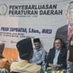 Camat Bojongsari, Rizal Farhan saat menghadiri sosialisasi penyebarluasan Perda Jawa Barat di wilayah Duren Seribu, Bojongsari, Depok.