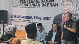 Camat Bojongsari, Rizal Farhan saat menghadiri sosialisasi penyebarluasan Perda Jawa Barat di wilayah Duren Seribu, Bojongsari, Depok.