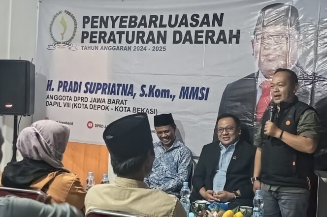 
					Camat Bojongsari, Rizal Farhan saat menghadiri sosialisasi penyebarluasan Perda Jawa Barat di wilayah Duren Seribu, Bojongsari, Depok.