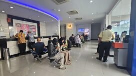 Sejumlah nasabah sedang meminta pelayanan keuangan di Bank BRI. Foto : Istimewa