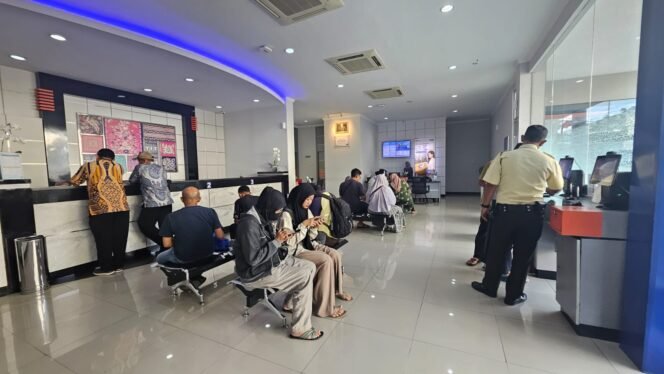 
					Sejumlah nasabah sedang meminta pelayanan keuangan di Bank BRI. Foto : Istimewa