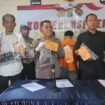 Kapolsek Cinere, AKP Pesta Hasiholan menunjukan barang bukti airsoft gun dan lainnya. Rabu (11/6/2025). Foto Dicky