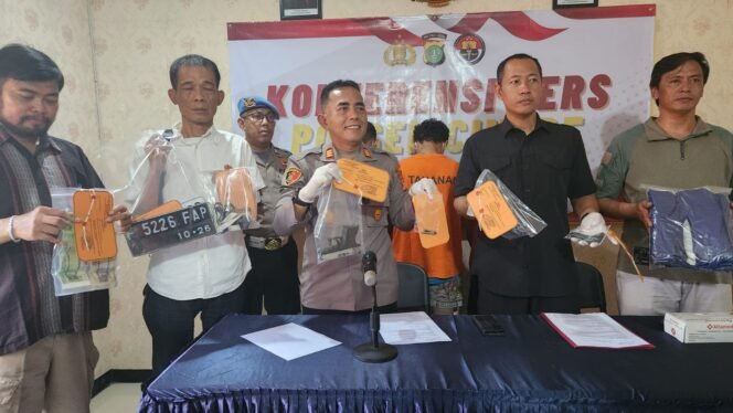 
					Kapolsek Cinere, AKP Pesta Hasiholan menunjukan barang bukti airsoft gun dan lainnya. Rabu (11/6/2025). Foto Dicky