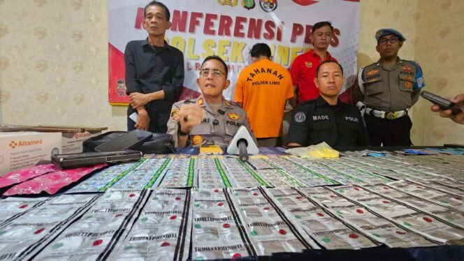 
					Polsek Cinere saat ungkap kasus penjualan obat daftar G di wilayah hukum Polsek Cinere. Foto (Dicky)