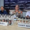 Kapolsek Bojongsari, Kompol Fauzan Thohari saat menjelaskan penyitaan ratusan botol miras tanpa izin edar dan merek. Foto : Dicky