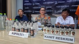 Kapolsek Bojongsari, Kompol Fauzan Thohari saat menjelaskan penyitaan ratusan botol miras tanpa izin edar dan merek. Foto : Dicky