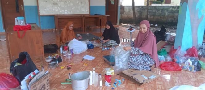 
					Aktivitas bank sampah dalam mengurangi sampah rumah rumah tangga dilingkungan RW15, Pondok Petir, Depok. Foto : Indra