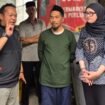Camat Bojongsari, Rizal Farhan saat memberikan arahan penanganan sampah organik menggunakan maggot, Bojongsari, Depok. (Rahmat CH)