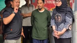 Camat Bojongsari, Rizal Farhan saat memberikan arahan penanganan sampah organik menggunakan maggot, Bojongsari, Depok. (Rahmat CH)