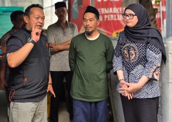 
					Camat Bojongsari, Rizal Farhan saat memberikan arahan penanganan sampah organik menggunakan maggot, Bojongsari, Depok. (Rahmat CH)