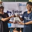 Ketua IJTI Korda Depok Rizki Tri Ruspanji menyerahkan paket daging kurban dari Human Initiative dan PT Kharaba Digdaya kepada warga di Kelurahan Mekarjaya, Kecamatan Sukmajaya, Depok, Jumat, 6 Juni 2025. Foto : Istimewa
