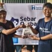 Ketua IJTI Korda Depok Rizki Tri Ruspanji menyerahkan paket daging kurban dari Human Initiative dan PT Kharaba Digdaya kepada warga di Kelurahan Mekarjaya, Kecamatan Sukmajaya, Depok, Jumat, 6 Juni 2025. Foto : Istimewa