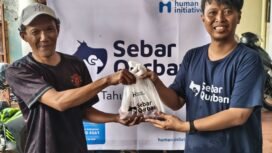Ketua IJTI Korda Depok Rizki Tri Ruspanji menyerahkan paket daging kurban dari Human Initiative dan PT Kharaba Digdaya kepada warga di Kelurahan Mekarjaya, Kecamatan Sukmajaya, Depok, Jumat, 6 Juni 2025. Foto : Istimewa