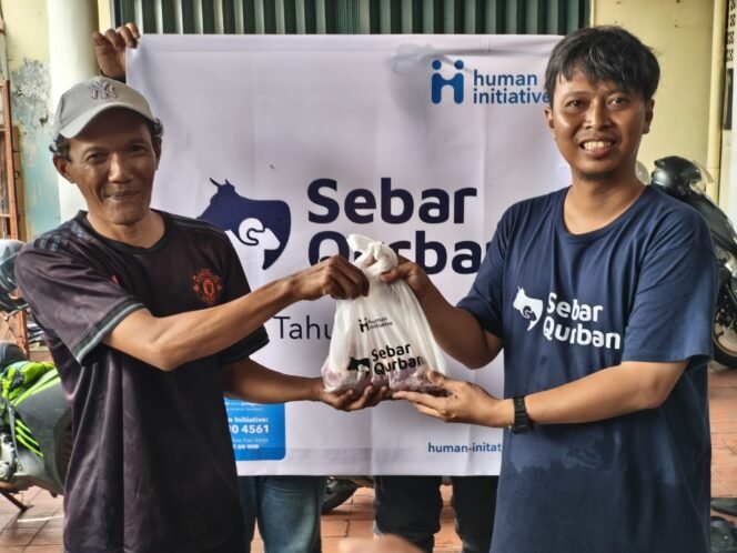 
					Ketua IJTI Korda Depok Rizki Tri Ruspanji menyerahkan paket daging kurban dari Human Initiative dan PT Kharaba Digdaya kepada warga di Kelurahan Mekarjaya, Kecamatan Sukmajaya, Depok, Jumat, 6 Juni 2025. Foto : Istimewa