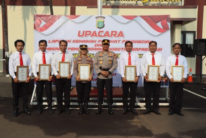 
					Kapolres Metro Depok Berikan Penghargaan Dan Kenaikan Pangkat Kepada Anggota Berprestasi