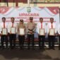 Caption : Kapolres Metro Depok, Kombes Abdul Waras memberikan penghargaan dan kenaikan pangkat kepada anggota Polres Metro Depok. (Dokumen Humas Polres Metro Depok)