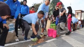 Wakapolres Metro Depok, AKBP Dwi Prasetyo Wibowo saat ikut dalam aksi bersih-bersih sampah plastik di CFD, Minggu (15/6/2025). (Foto: Istimewa)