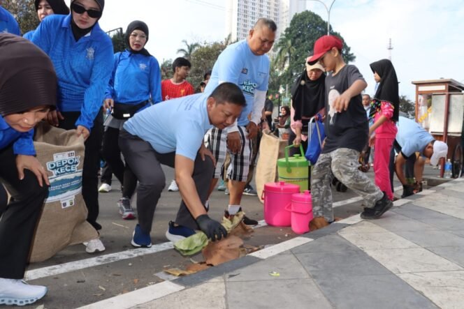 
					Wakapolres Metro Depok, AKBP Dwi Prasetyo Wibowo saat ikut dalam aksi bersih-bersih sampah plastik di CFD, Minggu (15/6/2025). (Foto: Istimewa)