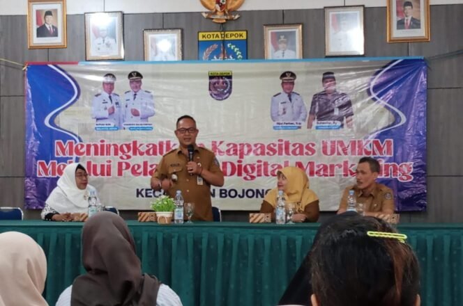 
					Camat Bojongsari, Rijal Farhan saat memberikan sambutan dalam kegiatan pelatihan digital marketing untuk pelaku UMKM di Kantor Kecamatan Bojongsari, Kota Depok, Senin (23/6/2025). (Foto: Rachmat CH)