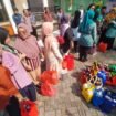 Warga antre untuk menukar minyak jelantah dengan minyak kemasan baru di Kantor Kelurahan Pancoran Mas, Jum'at (13/6/2025). Program Sera Mijel dari PKK Depok ubah minyak jelantah jadi bioavtur ramah lingkungan.