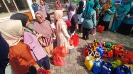 Warga antre untuk menukar minyak jelantah dengan minyak kemasan baru di Kantor Kelurahan Pancoran Mas, Jum'at (13/6/2025). Program Sera Mijel dari PKK Depok ubah minyak jelantah jadi bioavtur ramah lingkungan.
