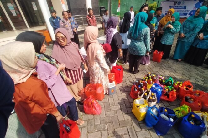 
					Warga antre untuk menukar minyak jelantah dengan minyak kemasan baru di Kantor Kelurahan Pancoran Mas, Jum'at (13/6/2025). Program Sera Mijel dari PKK Depok ubah minyak jelantah jadi bioavtur ramah lingkungan.