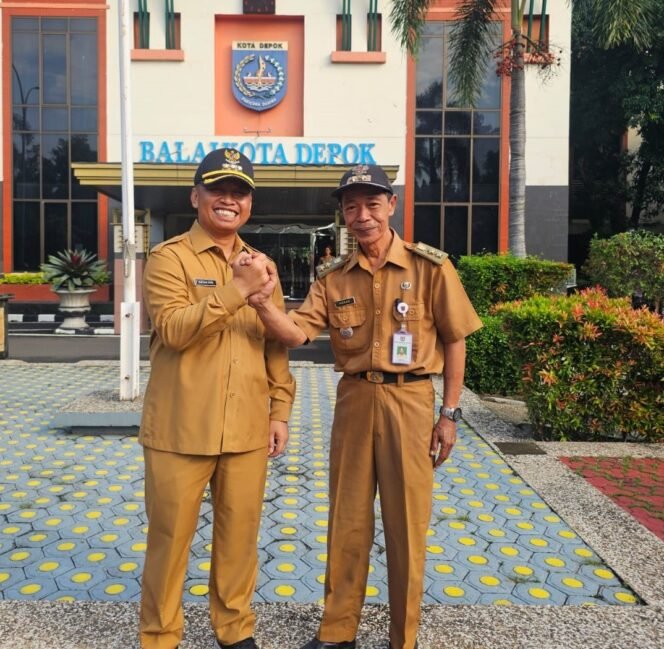 
					Lurah Hasan bersama Wali Kota Depok, Supian Suri di Balai Kota Depok. (Rahcmat CH)