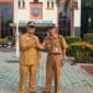 Lurah Hasan bersama Wali Kota Depok, Supian Suri di Balai Kota Depok. (Rahcmat CH)