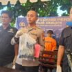 Kapolsek Sukmajaya, AKP Rizky (tengah) bersama Kasi Humas Polres Metro Depok, AKP Made Budi (kanan) saat memperlihatkan barang bukti hasil curian. Foto : Dicky 