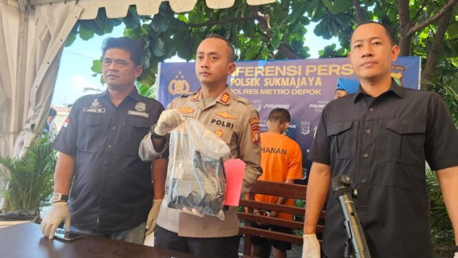 
					Kapolsek Sukmajaya, AKP Rizky (tengah) bersama Kasi Humas Polres Metro Depok, AKP Made Budi (kanan) saat memperlihatkan barang bukti hasil curian. Foto : Dicky 