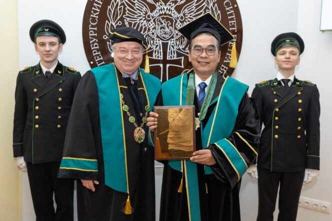 
					Prof  Mohammed Ali Berawi menerima gelar Doktor Kehormatgan dari St. Petersburg Polytechnic University. Foto : Istimewa
