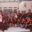 Caption : Jajaran Polres Metro Depok bersama masyarakat usai meresmikan perbaikan rumah tidak layak huni milik nenek Icih di Duren Mekar, Bojongsari, Depok. (Dicky)