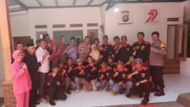 Caption : Jajaran Polres Metro Depok bersama masyarakat usai meresmikan perbaikan rumah tidak layak huni milik nenek Icih di Duren Mekar, Bojongsari, Depok. (Dicky)