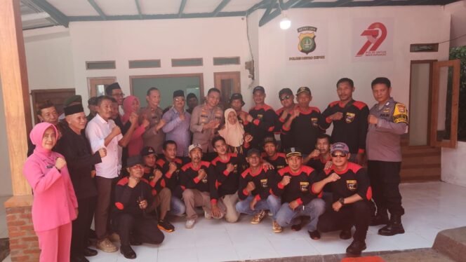 
					Caption : Jajaran Polres Metro Depok bersama masyarakat usai meresmikan perbaikan rumah tidak layak huni milik nenek Icih di Duren Mekar, Bojongsari, Depok. (Dicky)