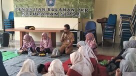 Sekretaris Kelurahan Serua, Komarudin saat memberikan sosialisasi PBB pada pengajian Kelurahan Serua, Bojongsari, Depok. (Dokumentasi Kelurahan Serua)