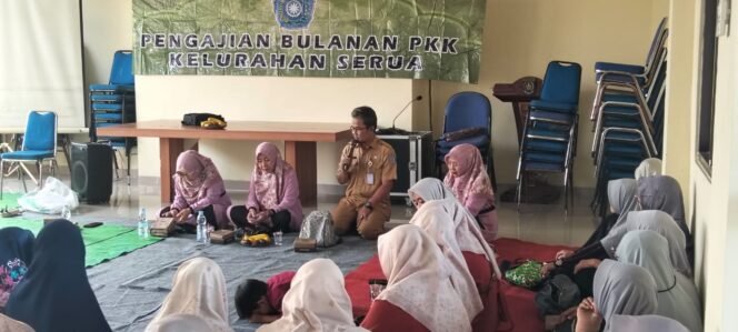 
					Sekretaris Kelurahan Serua, Komarudin saat memberikan sosialisasi PBB pada pengajian Kelurahan Serua, Bojongsari, Depok. (Dokumentasi Kelurahan Serua)