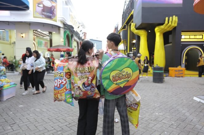 
					Snack serba Rp10an yang di jual di area Jakarta Fair, Kemayoran, Jakarta. (Dokumen Jakarta Fair 2025)
