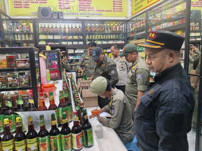 
					Satpol PP Kota Depok saat menyita miras berbeagai merek dari pedagang jamu tradisional di kawasan Sawangan, Depok. (Dokumen Satpol PP)
