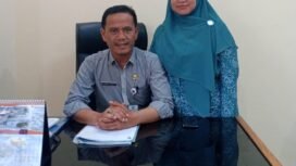 Caption : Lurah Duren Seribu, Ahmad Sabani didampingi istri. (Rachmat CH)