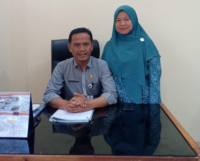 
					Caption : Lurah Duren Seribu, Ahmad Sabani didampingi istri. (Rachmat CH)