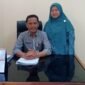 Caption : Lurah Duren Seribu, Ahmad Sabani didampingi istri. (Rachmat CH)