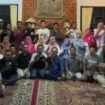 Aparatur Kecamatan, kelurahan, dan Katar Bojongsari saat berkumpul di sebuah villa kawasan Bogor. (Ikhsan Ramadhan)