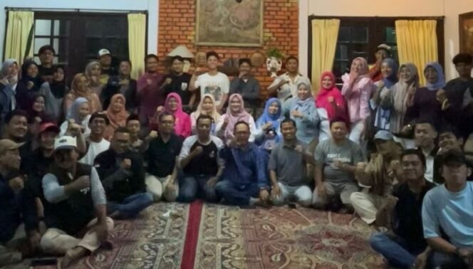 
					Aparatur Kecamatan, kelurahan, dan Katar Bojongsari saat berkumpul di sebuah villa kawasan Bogor. (Ikhsan Ramadhan)
