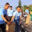 Wali Kota Depok, Supian Suri mengambil sampah yang berserakan pada pelaksanaan car free day, Jalan Raya Margonda, Depok. Foto : Istimewa