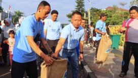 Wali Kota Depok, Supian Suri mengambil sampah yang berserakan pada pelaksanaan car free day, Jalan Raya Margonda, Depok. Foto : Istimewa